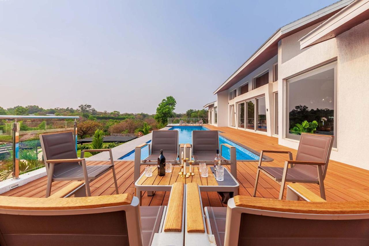 Stayvista'S Villa 107 At Canary Farms - Pure Veg With Huge Lawn, Pool And Home Theatre Lonavala Bagian luar foto